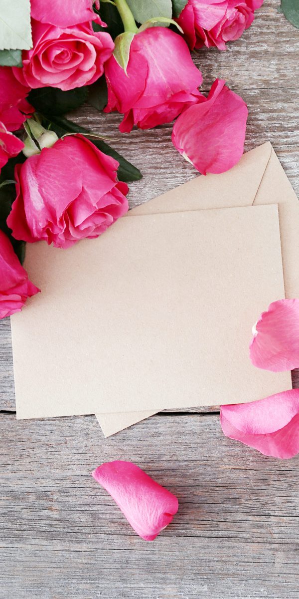Roses sur une lettre Roses posées sur une enveloppe couleur lin